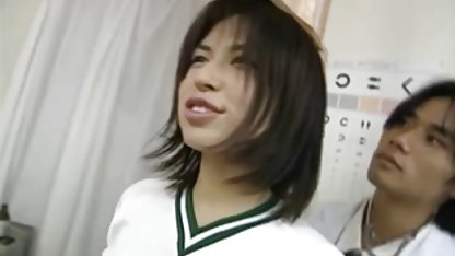 Gadis cantik nonton nokep online dengan rambut pendek dan diisi selama seks bertiga