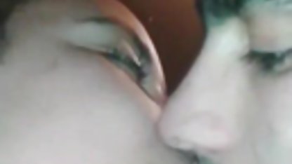 Adik dan kakak nonton video mesum online